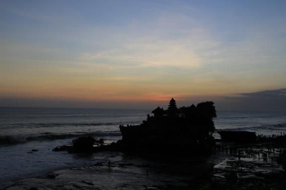 atardecer en tanah lot en bali