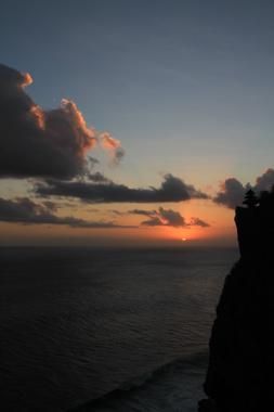 atardecer en pura luhur uluwatu en bali
