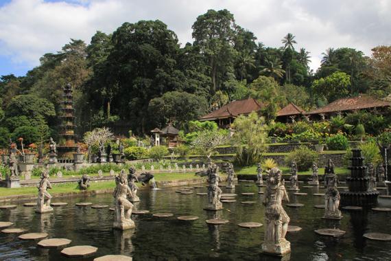 templo de tirta gangga en bali en un viaje a indonesia