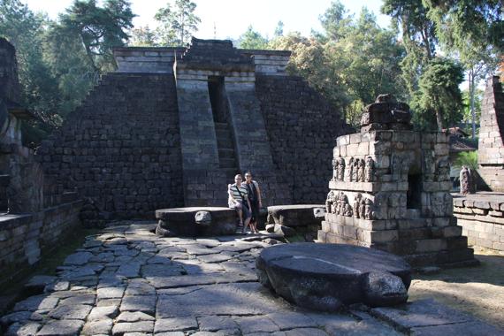 Solo a Malang en taxi visitando Candi Cetho y Candi Sukuh