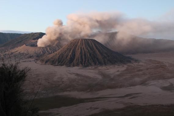 amanecer en el volcan bromo en indonesia