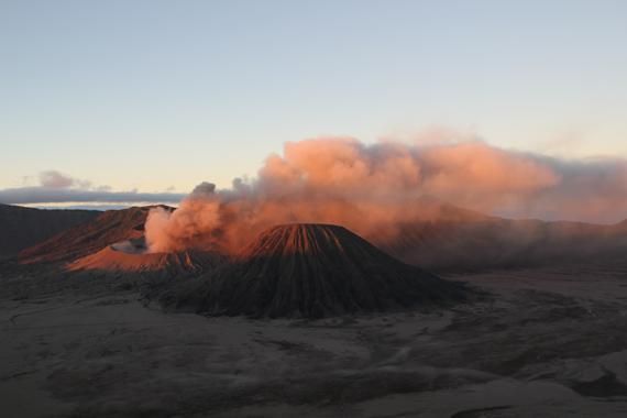 amanecer en el volcan bromo en indonesia