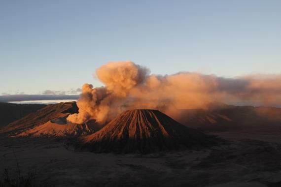 amanecer en el volcan bromo en indonesia