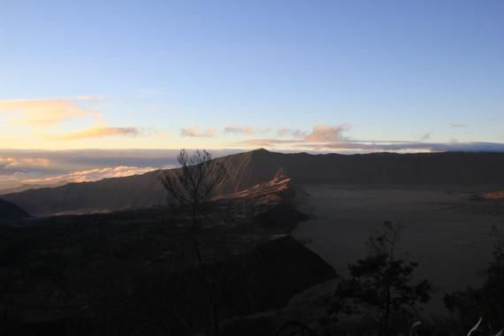 amanecer en el volcan bromo en indonesia