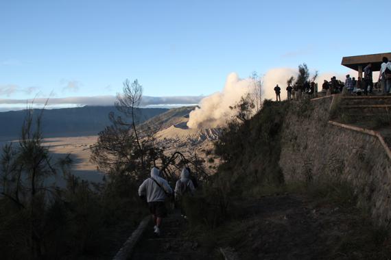 amanecer en el volcan bromo en indonesia