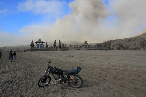 amanecer en el volcan bromo en indonesia