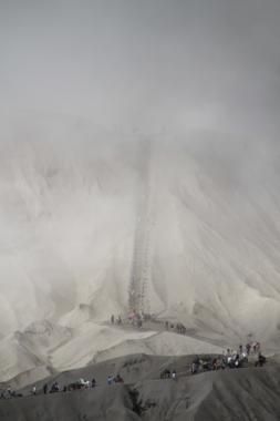 amanecer en el volcan bromo en indonesia
