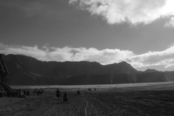 amanecer en el volcan bromo en indonesia