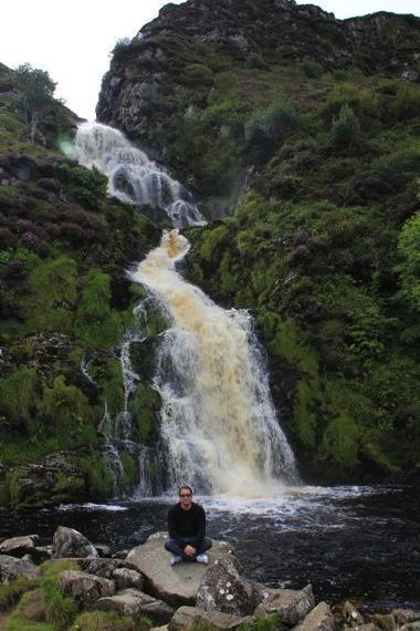 cascada de assarancagh en un viaje a irlanda