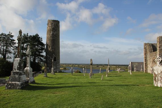 abadia de clonmacnoise en un viaje a irlanda