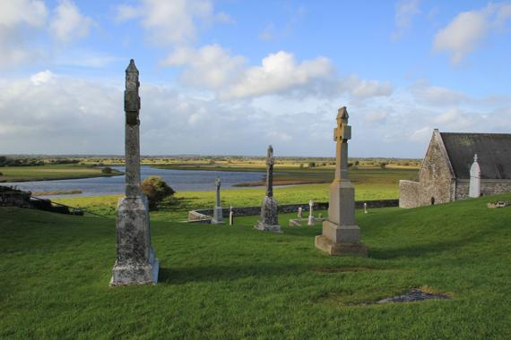 abadia de clonmacnoise en un viaje a irlanda