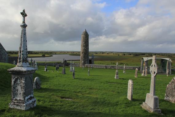 abadia de clonmacnoise en un viaje a irlanda