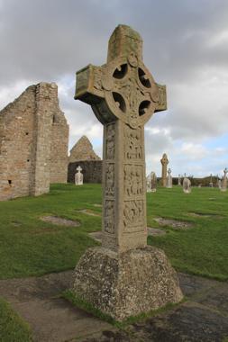 abadia de clonmacnoise en un viaje a irlanda