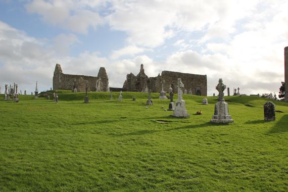 abadia de clonmacnoise en un viaje a irlanda