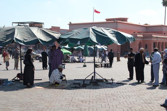 plaza jamaa el fna de marrakech en un viaje a marruecos