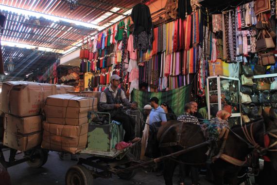 zoco de marrakech en un viaje a marruecos