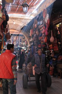 zoco de marrakech en un viaje a marruecos