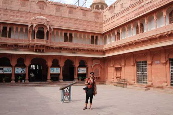 fuerte junagarh de bikaner en un viaje en coche con conductor por india