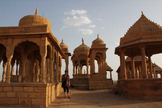 cenotafios en jaisalmer en un viaje a india