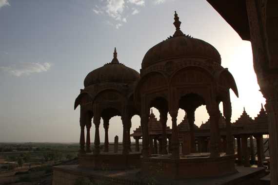 cenotafios en jaisalmer en un viaje a india