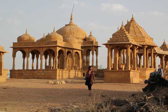 cenotafios en jaisalmer en un viaje a india