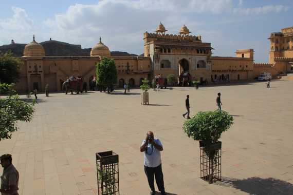 subiendo al fuerte amber en elefante en un viaje a india