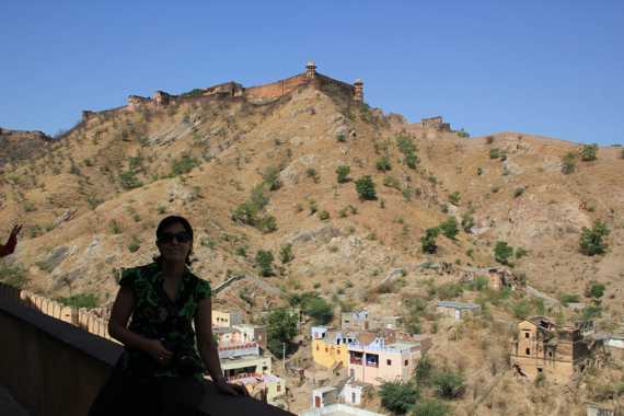 subiendo al fuerte amber en elefante en un viaje a india