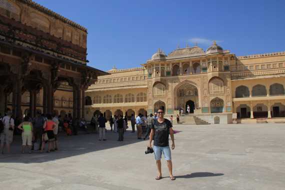subiendo al fuerte amber en elefante en un viaje a india
