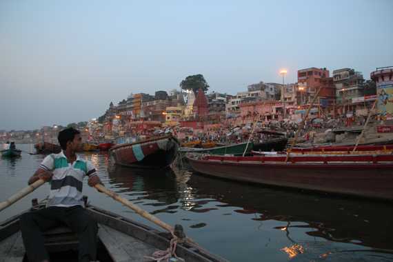 paseo en barca al amanecer por el rio ganges en varanasi