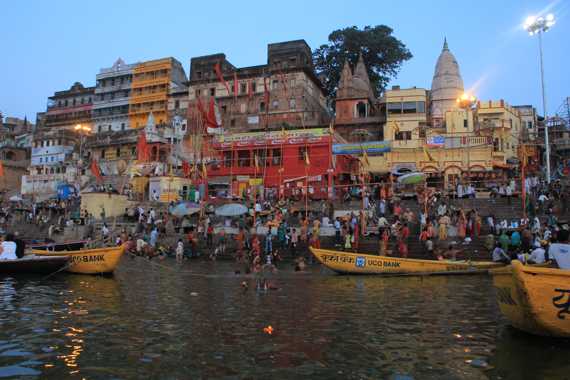 paseo en barca al amanecer por el rio ganges en varanasi