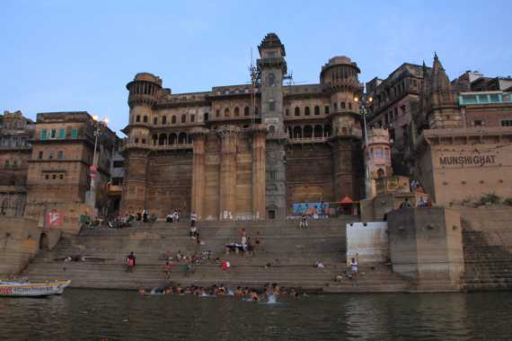 paseo en barca al amanecer por el rio ganges en varanasi