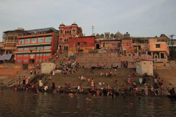 paseo en barca al amanecer por el rio ganges en varanasi