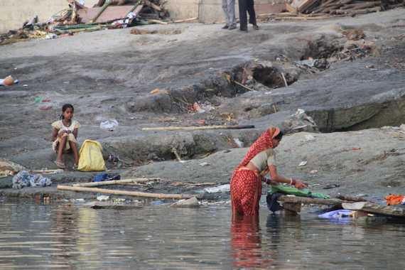 paseo en barca al amanecer por el rio ganges en varanasi