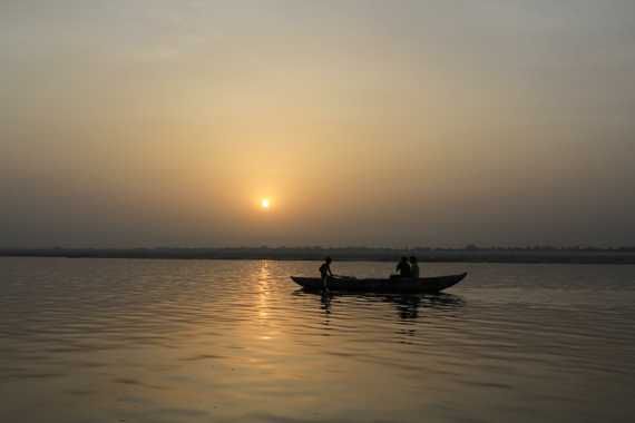 paseo en barca al amanecer por el rio ganges en varanasi