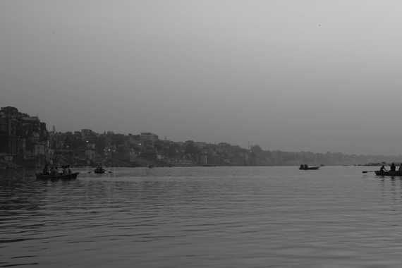 paseo en barca al amanecer por el rio ganges en varanasi