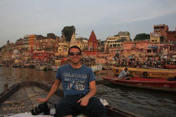 paseo en barca al amanecer por el rio ganges en varanasi