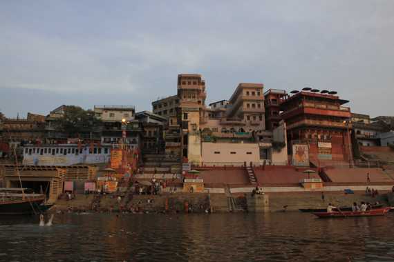 paseo en barca al amanecer por el rio ganges en varanasi