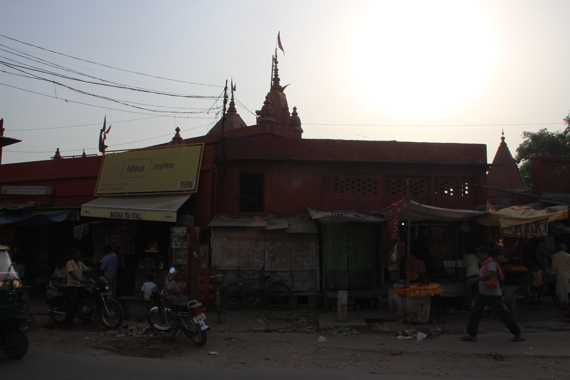 paseo en barca al amanecer por el rio ganges en varanasi