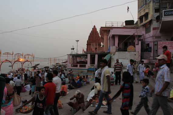 paseo en barca al amanecer por el rio ganges en varanasi