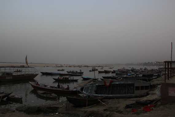 amanecer en el rio ganges en varanasi