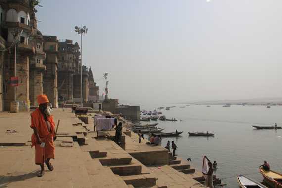 ghats en varanasi en un viaje a india