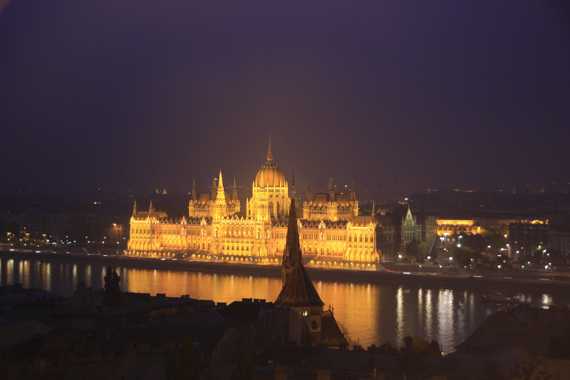 colina de buda para ver las mejores vistas del parlamento de budapest