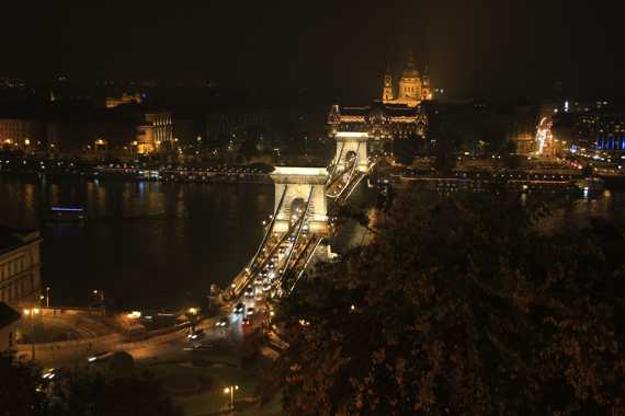 colina de buda para ver las mejores vistas del parlamento de budapest