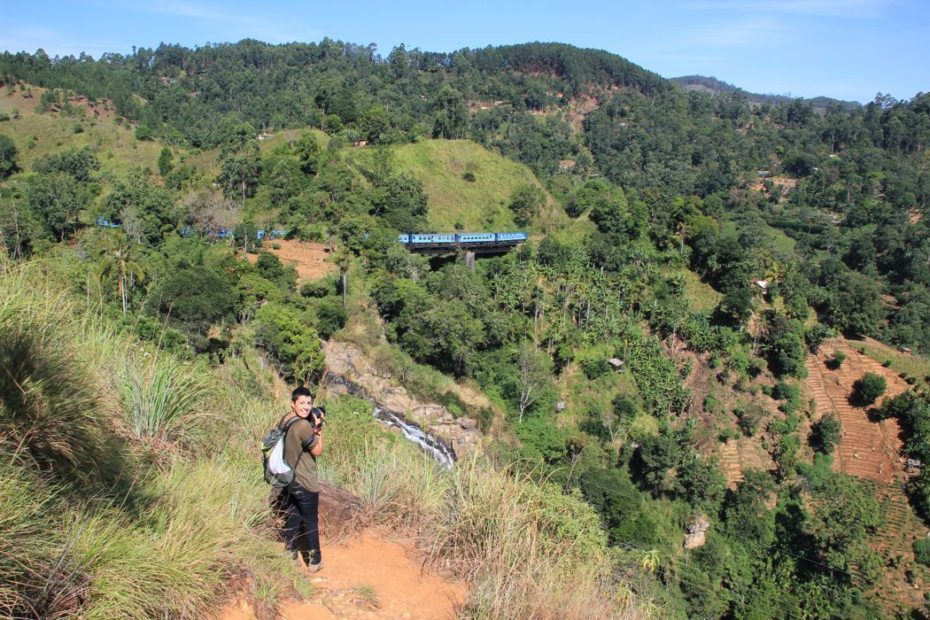 recorriendo las vias del tren en ella en las tierras altas de sri lanka recorriendo las vias del tren en ella en las tierras altas de sri lanka