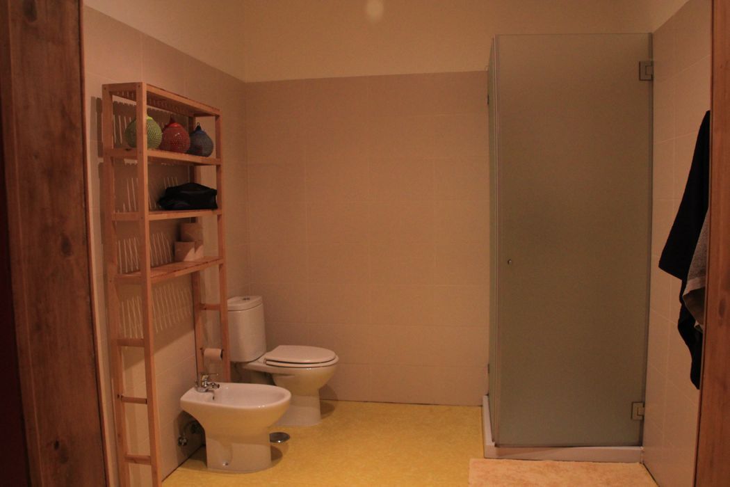 baño privado del this is lisbon hostel baño privado del this is lisbon hostel