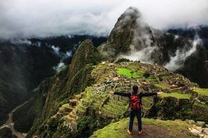 Roger "volando" en Machu Picchu, Perú.