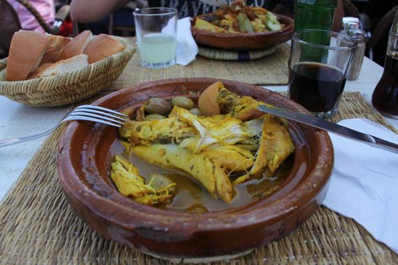 Tajine de pollo al limón en un restaurante en Marrakech