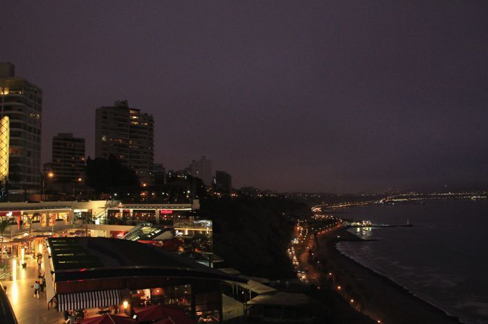 Llega la noche en el Centro Comercial Larcomar