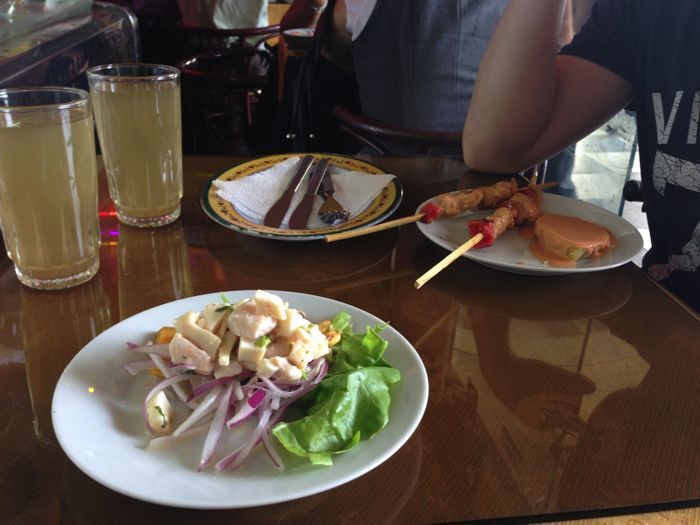 Probando el ceviche en Lima