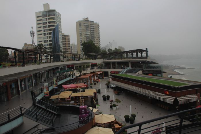 Centro Comercial Larcomar que a estas horas aún está cerrado